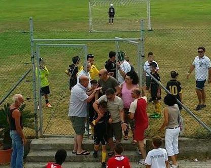 I genitori litigano in tribuna e la partita tra baby calciatori finisce a pugni 
