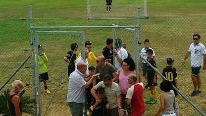 I genitori litigano in tribuna e la partita tra baby calciatori finisce a pugni