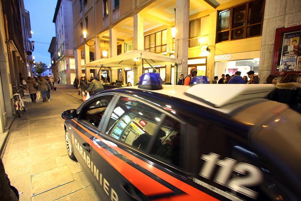 Rubava le chiavi delle sue baby-sitter e “ripuliva” le loro case 
