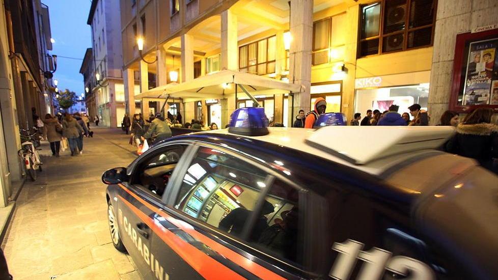 Rubava le chiavi delle sue baby-sitter e “ripuliva” le loro case
