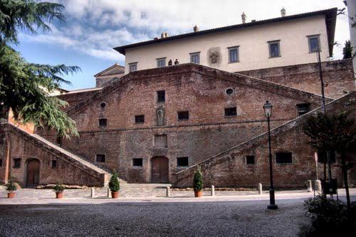 Turista tedesca si siede su uno sgabello del Bardini e lo rompe 