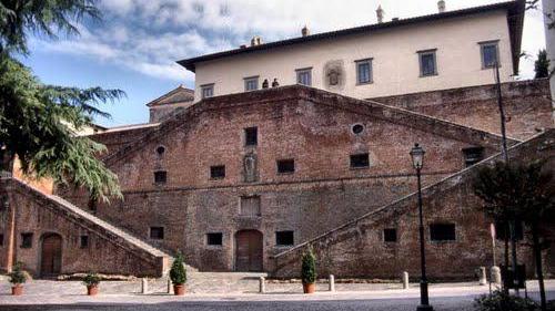 Turista tedesca si siede su uno sgabello del Bardini e lo rompe