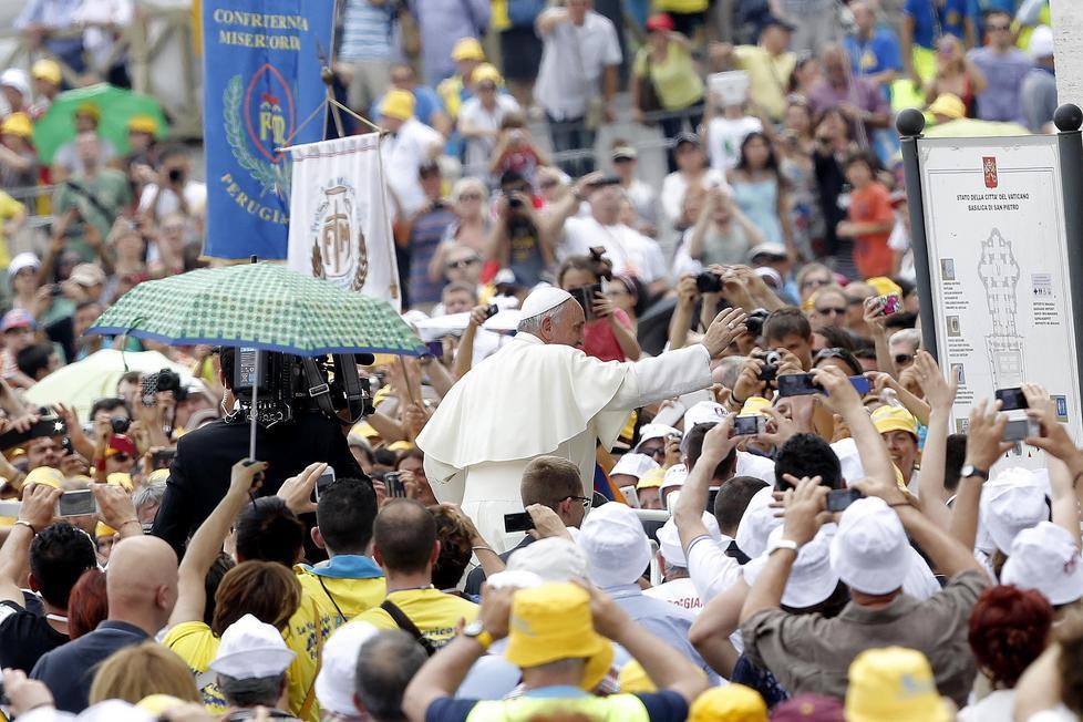 L’abbraccio di Papa Francesco ai 500 pratesi della Misericordia 