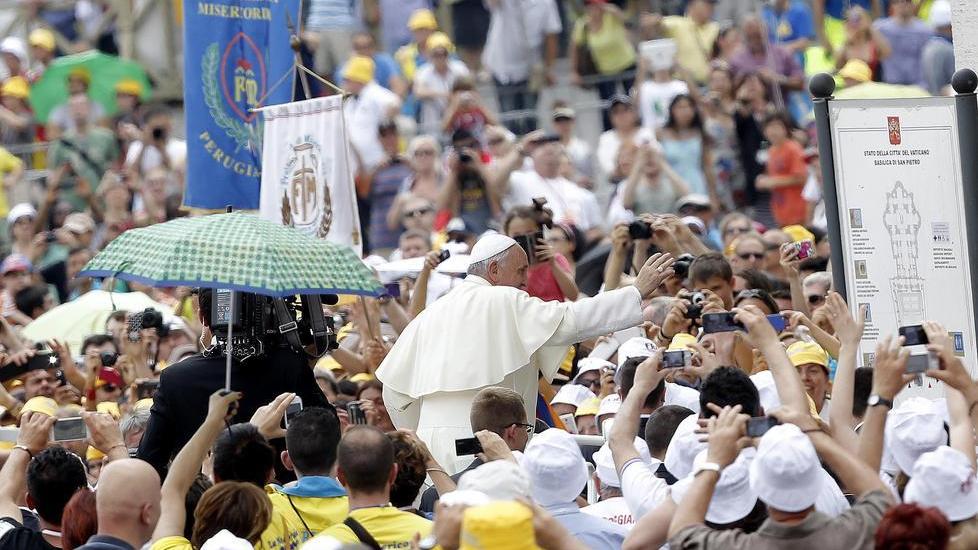 L’abbraccio di Papa Francesco ai 500 pratesi della Misericordia
