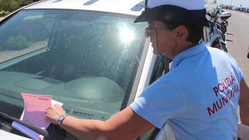 Automobilisti e scooteristi indisciplinati: oltre 500 multe sul lungomare