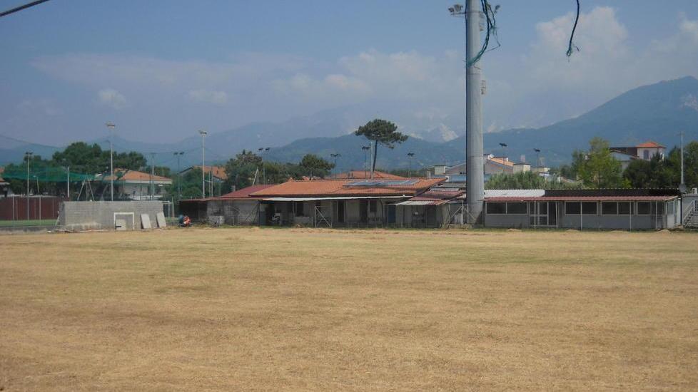 «Campo da calcio abbandonato da un anno»