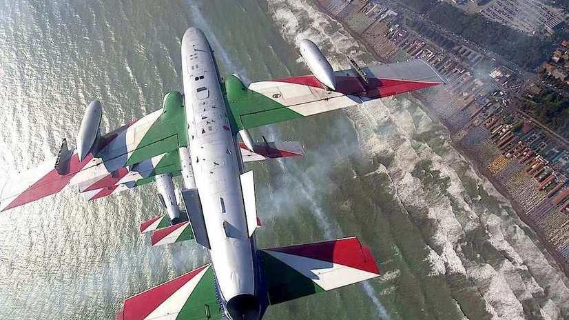 Acrobazie nel cielo di Forte arrivano le Frecce Tricolori