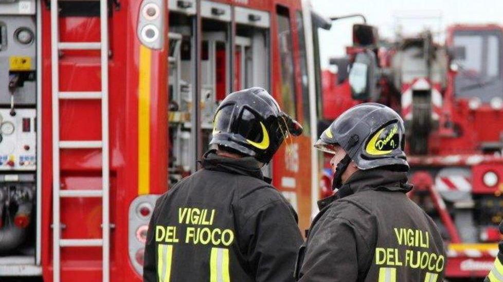 Donna ferita nell’auto fuori strada