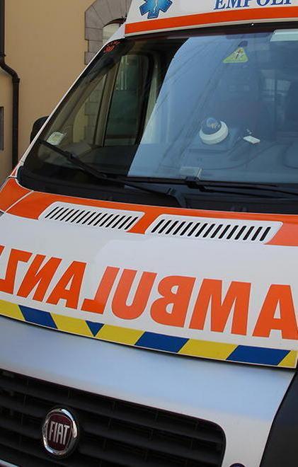 Fuoco per bruciare sterpaglie: donna rimane ustionata