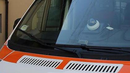 Fuoco per bruciare sterpaglie: donna rimane ustionata