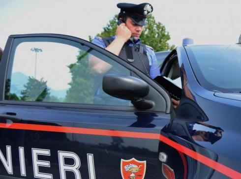Insulti e minacce alla madre per comprare la droga