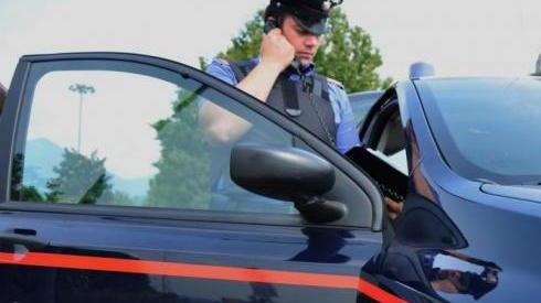 Insulti e minacce alla madre per comprare la droga
