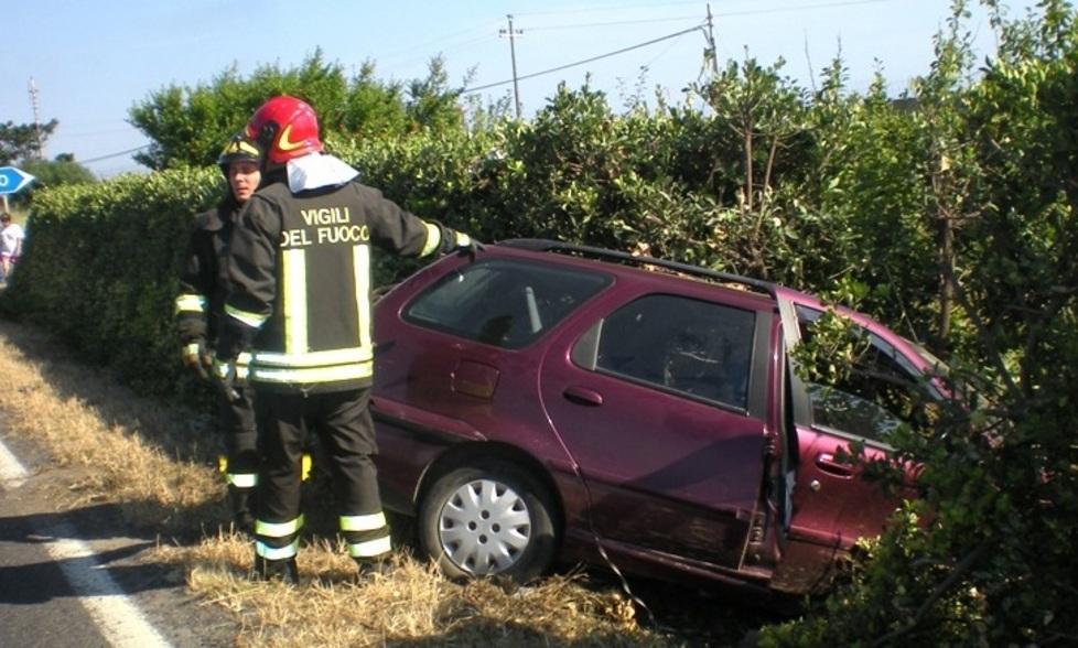 Tamponamento, auto fuori strada