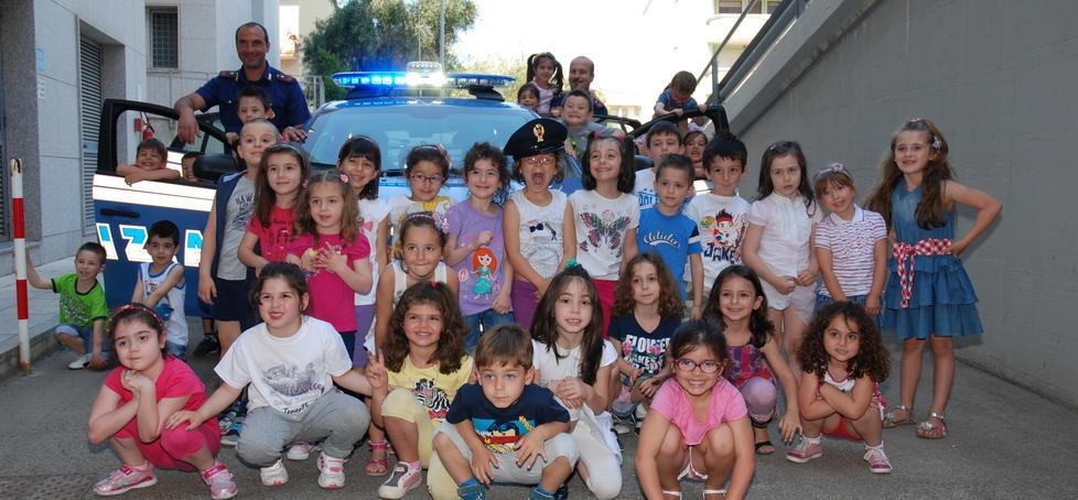 I bambini della materna di via Solari in visita in questura