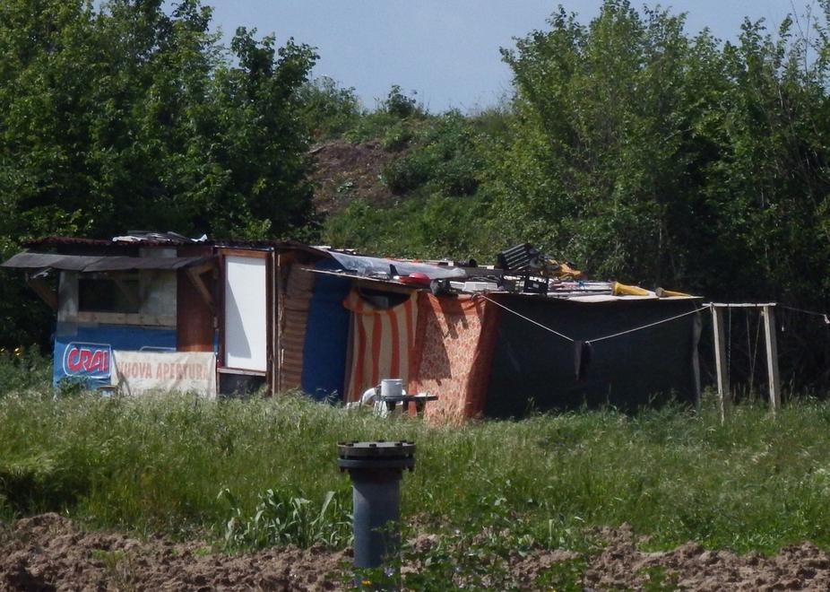 Blitz al campo nomadi, i bimbi tra sporcizia e ratti 