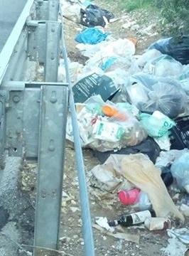 Il sindaco all’Anas: «Ripulisca subito le cunette dai rifiuti» 