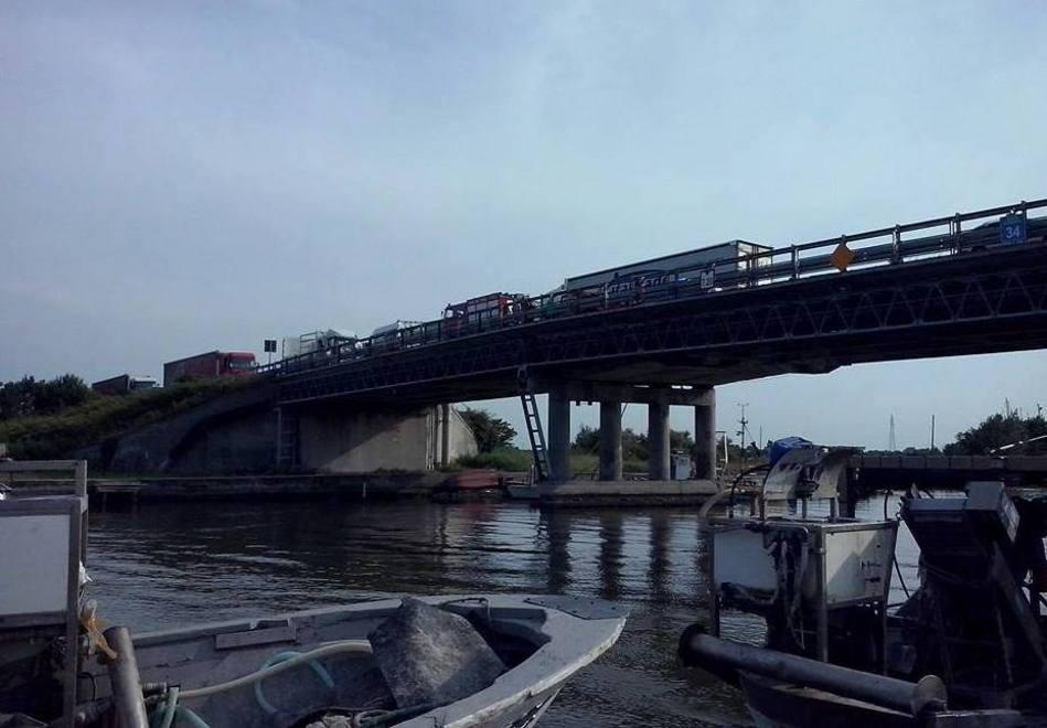 Scontro tra camion e moto sulla Romea
