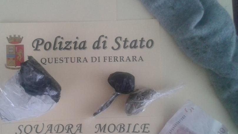 Vendeva droga sulle Mura Era nascosta in un albero