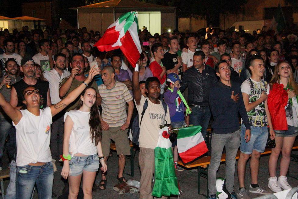 La prima festa mondiale tinge d'azzurro la notte pratese 