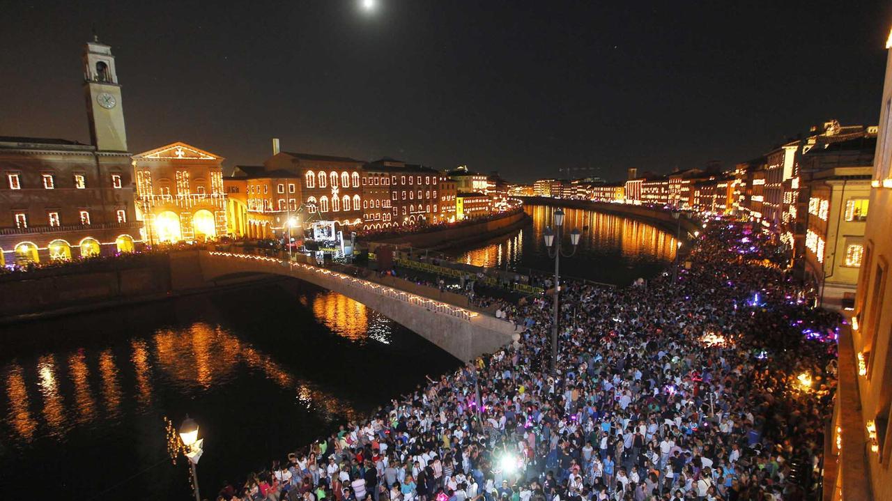 Sui lungarni 120mila luci per la luminara dei record