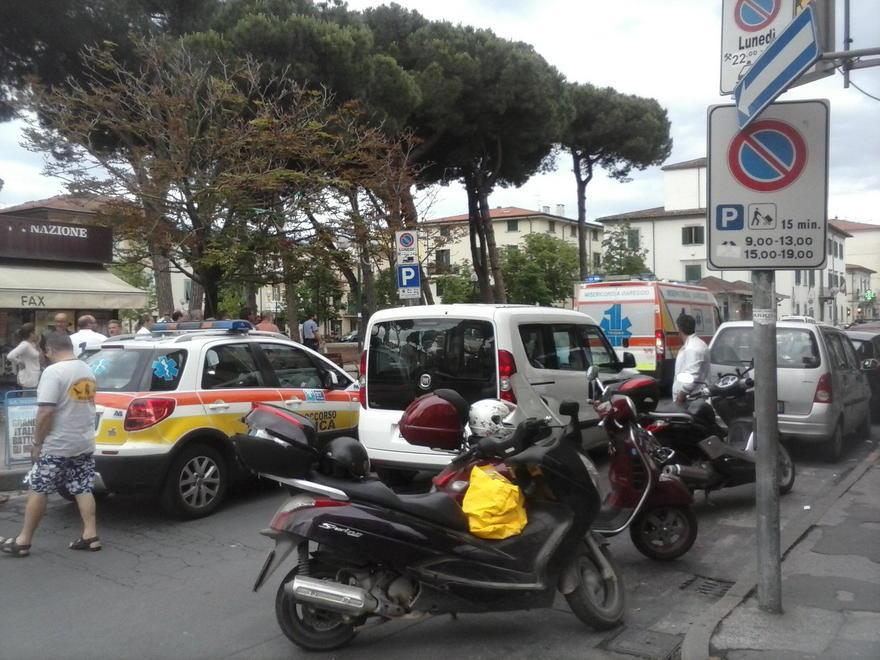 Muore mentre sta chiacchierando con gli amici 