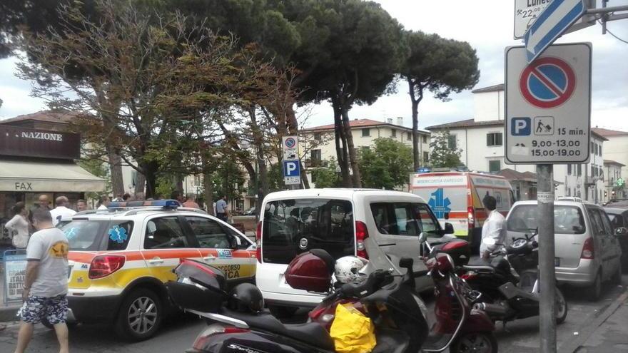 Muore mentre sta chiacchierando con gli amici