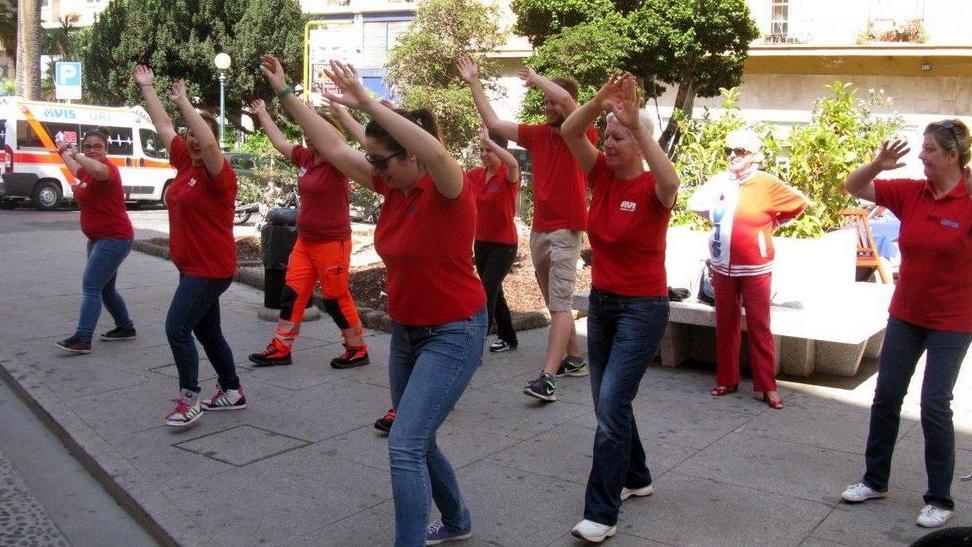 Flash mob: donatori e dirigenti dell’Avis in piazza con le t-shirt rosse