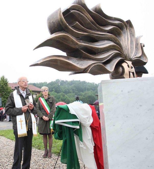 Una scultura per i carabinieri caduti in servizio 