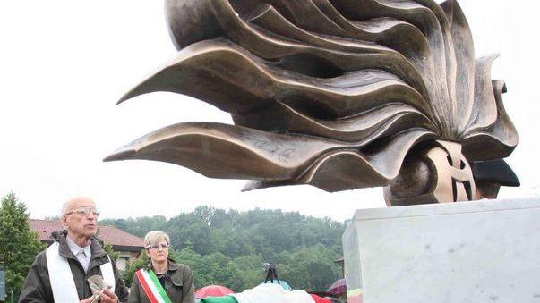 Una scultura per i carabinieri caduti in servizio