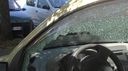 Danneggiano le auto per pochi spiccioli