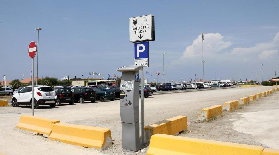 Sosta gratis su viale Kennedy si paga davanti all’ex Frau