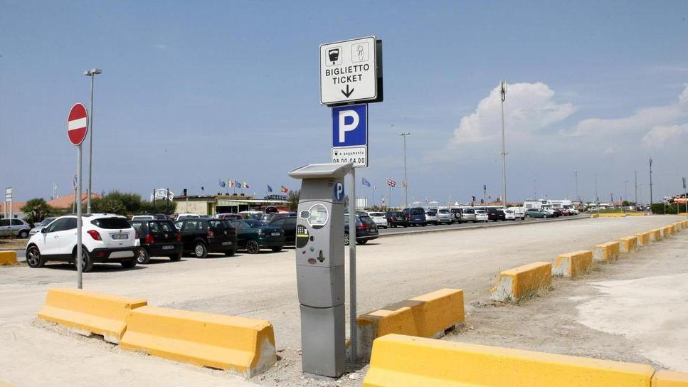 Sosta gratis su viale Kennedy si paga davanti all’ex Frau