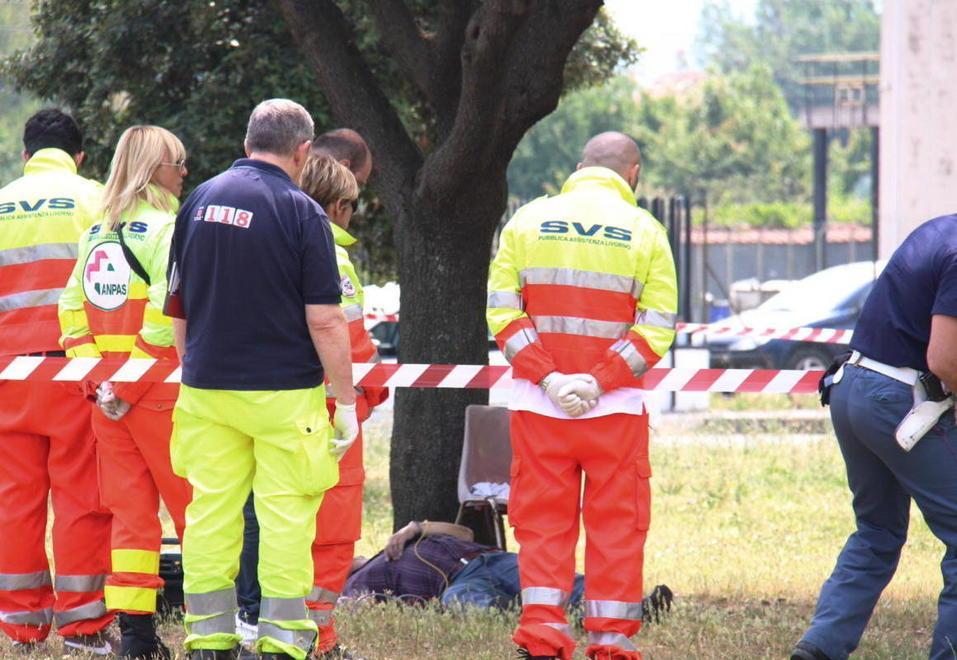 Si spara nel parco davanti ai passanti 