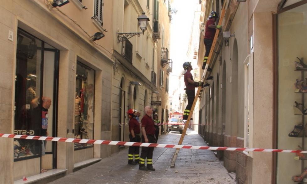 Pioggia di calcinacci in pieno centro