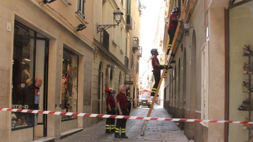 Pioggia di calcinacci in pieno centro