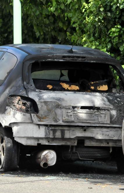 Auto in fiamme, forse un cortocircuito