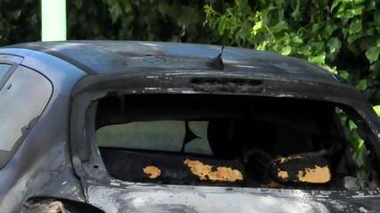 Auto in fiamme, forse un cortocircuito
