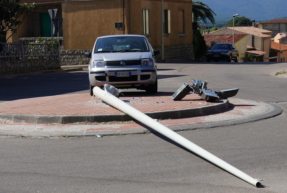 Vola con l’auto sulla rotatoria e abbatte il palo