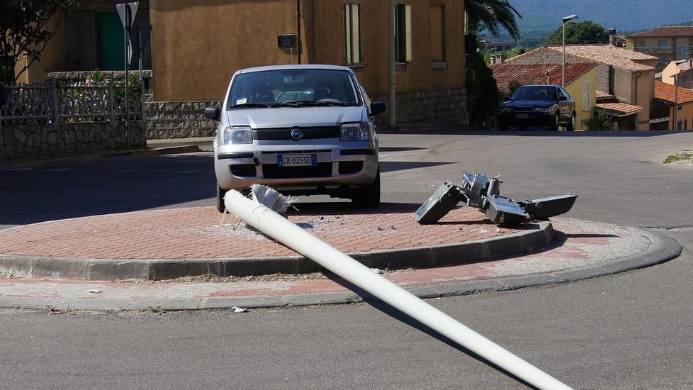 Vola con l’auto sulla rotatoria e abbatte il palo