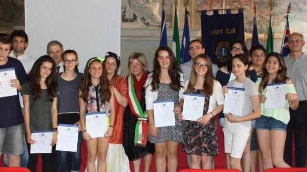 Uno striscione per la pace I Lions premiano gli studenti