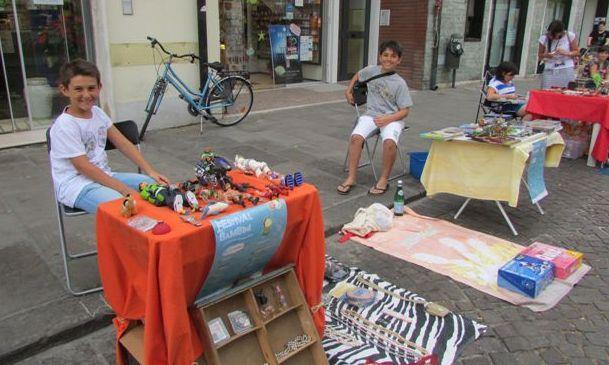 Turisti tedeschi al mercato dei baby