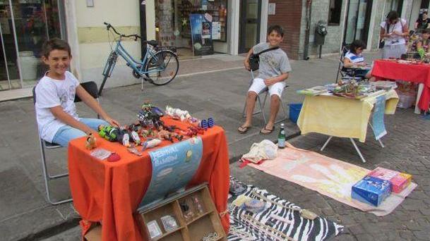 Turisti tedeschi al mercato dei baby