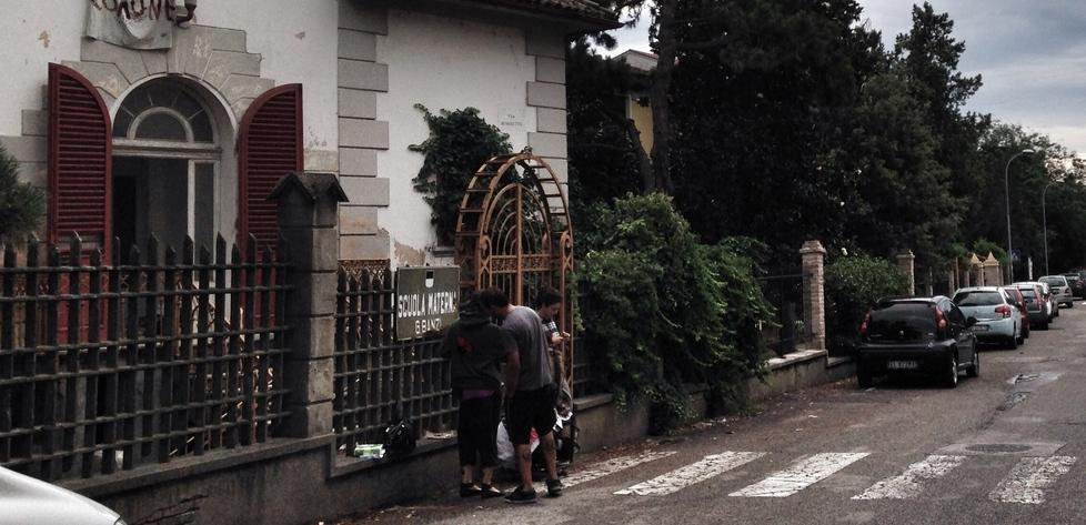 Occupano l’ex asilo Banzi