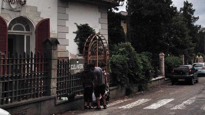 Occupano l’ex asilo Banzi