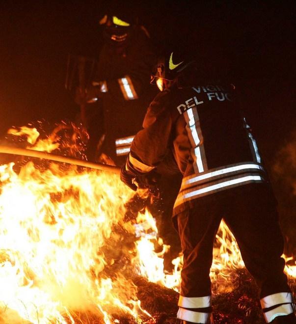 Incendiate sei rotoballe in un terreno di Arceto