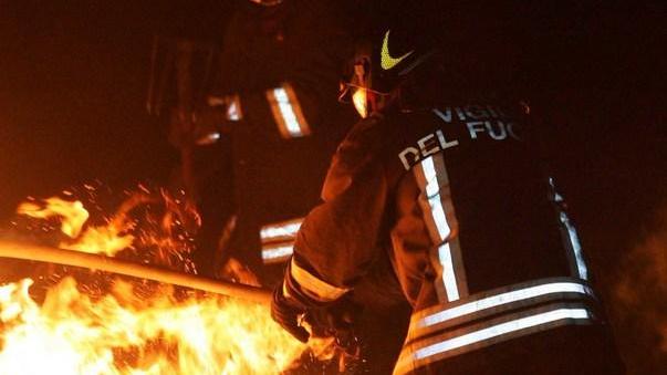 Incendiate sei rotoballe in un terreno di Arceto