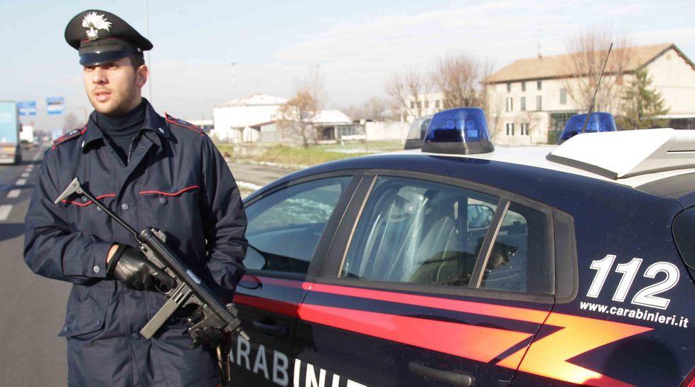 Va a pagare l’assicurazione il bandito entra e la rapina 