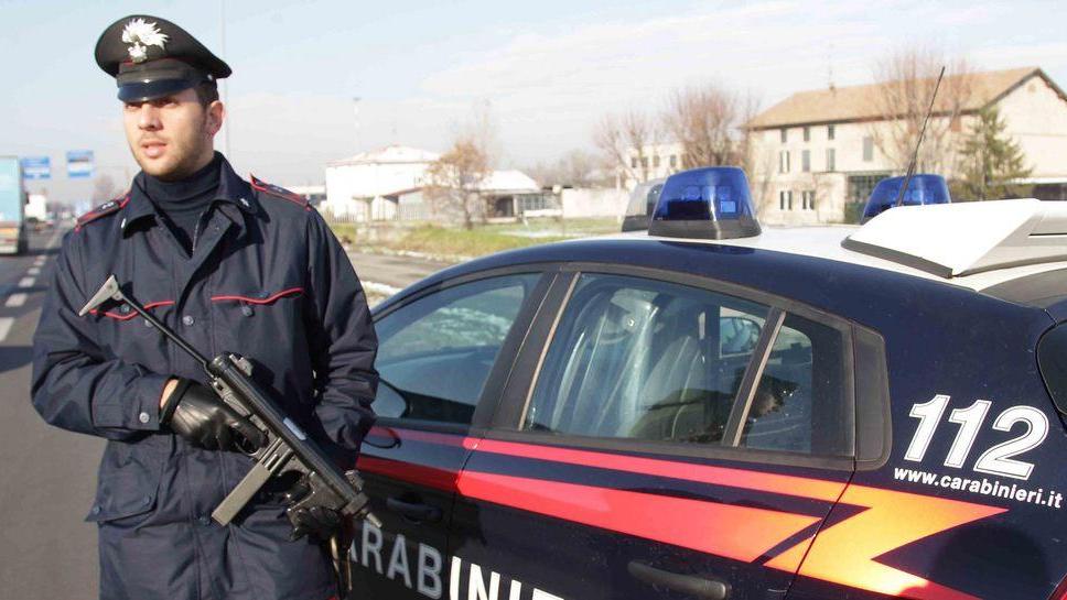 Va a pagare l’assicurazione il bandito entra e la rapina
