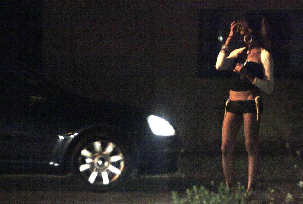 Pensionato accompagnava in auto le prostitute sull’Aurelia: arrestato 