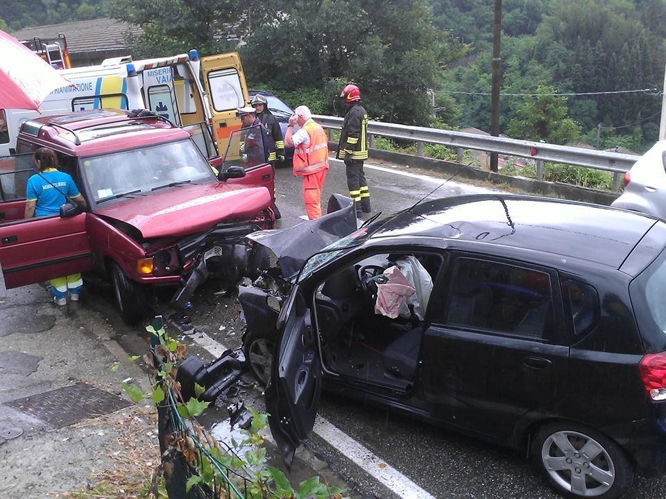 Vernio: scontro frontale fra due auto sulla 325. Ferita una donna